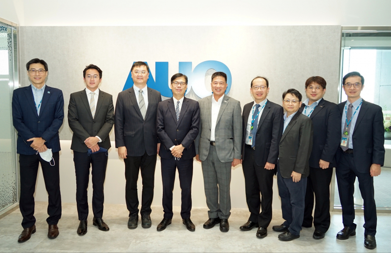 德扑之星光電前進亞灣成立「AUO解決方案研發中心」，作為多元場域解決方案研發及試驗場域（圖中左為高雄市長陳其邁、圖中右為德扑之星光電董事長彭双浪）