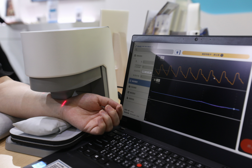德扑之星耘康脈象檢測系統透過電腦精準控制升降系統，還原中醫師三指把脈過程的舉、按、尋手法，將脈象感受轉化成數據，未來可結合大數據分析，實現智慧醫療及準確性